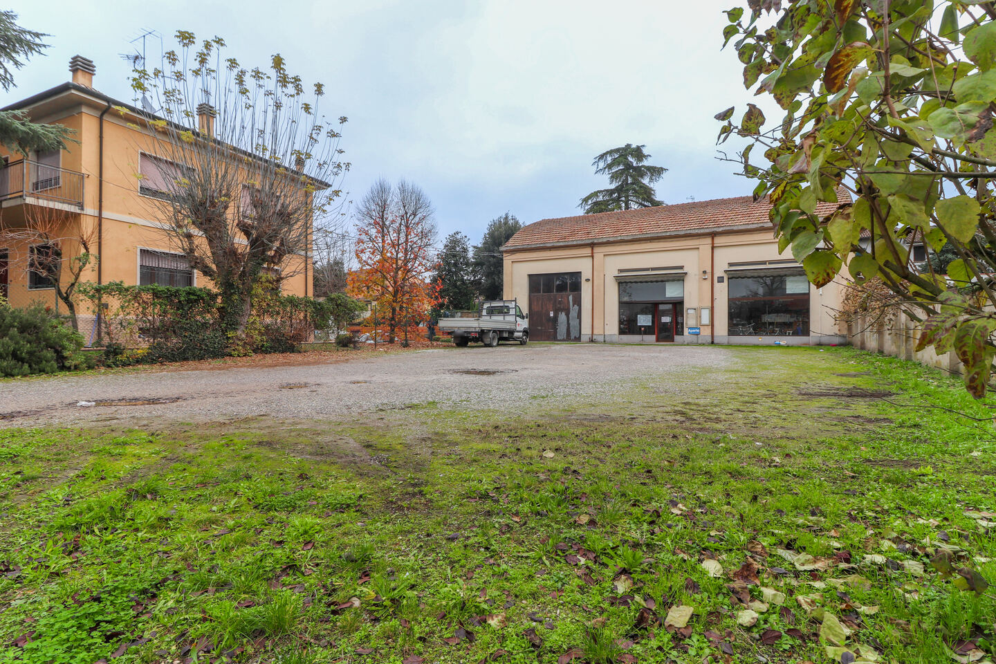 Negozio e Capannone in vendita a Cento