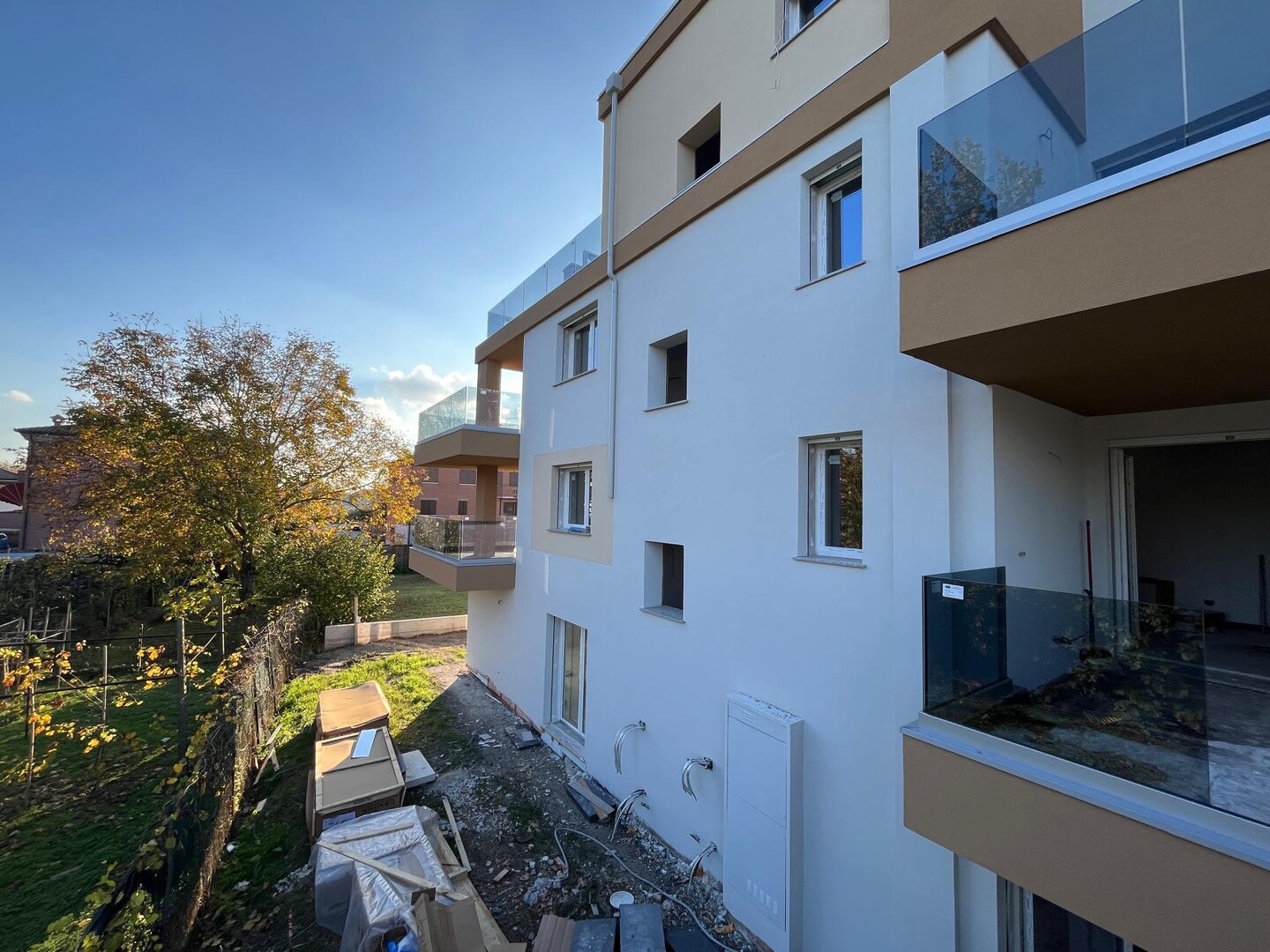 Appartamento trilocale al piano terra con giardino privato, autorimessa e posto auto