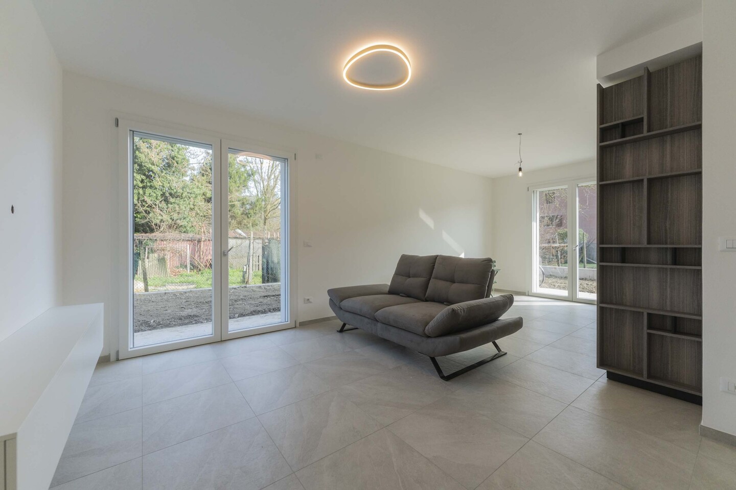 Appartamento trilocale al piano terra con giardino privato, autorimessa e posto auto