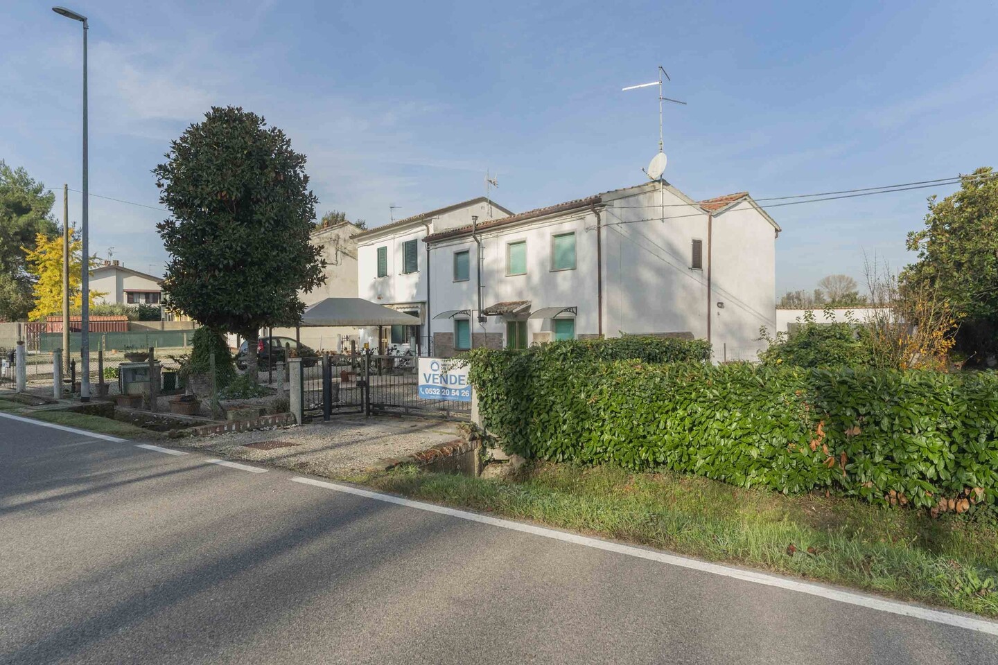 Porzione di bifamiliare con garage, cantina e giardino privato in vendita a Fossa d’Albero, Ferrara