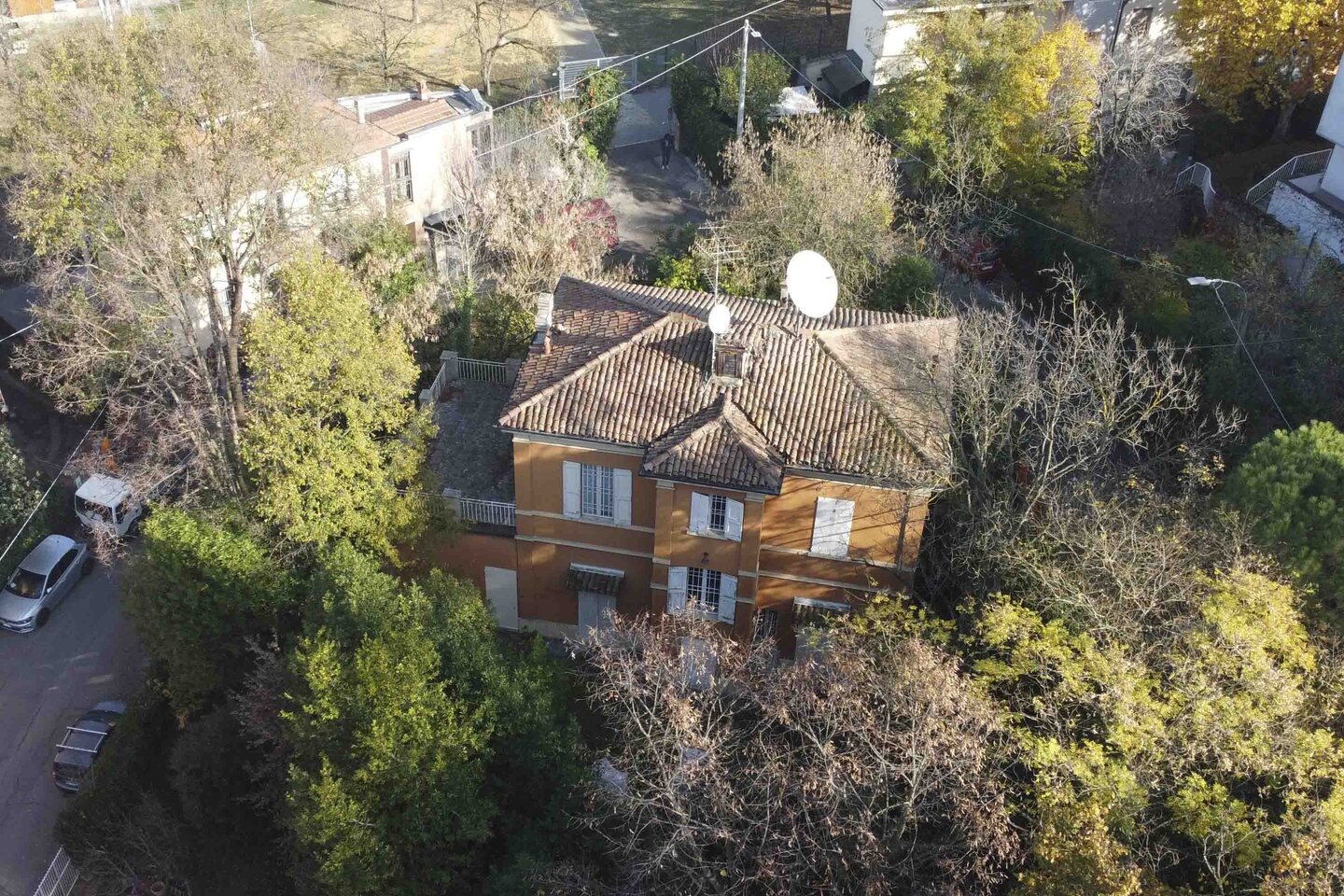 Villa indipendente con giardino in vendita a Bologna zona Saragozza