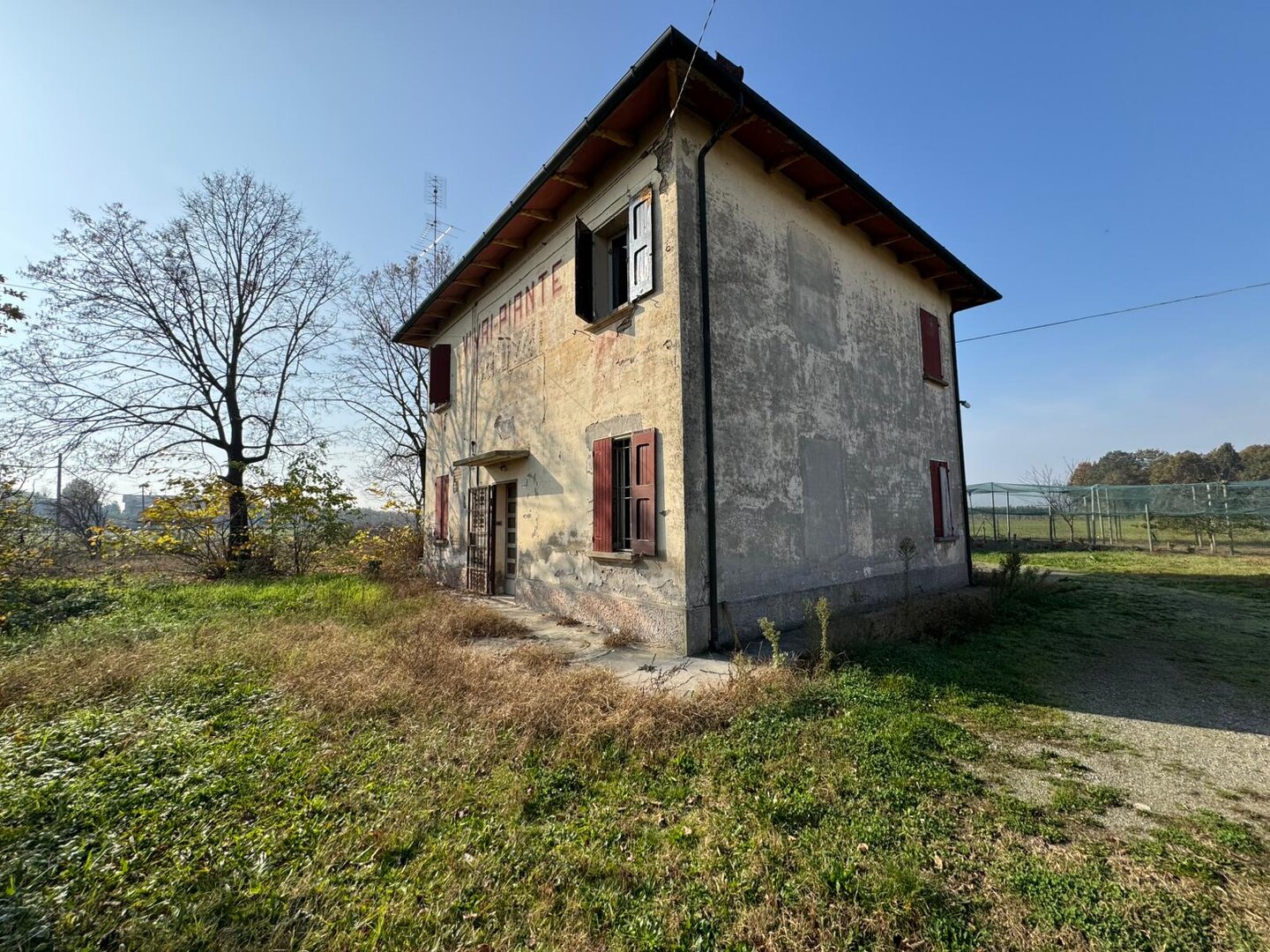 Villa indipendente da ristrutturare con giardino privato in vendita a Casoni di Malalbergo