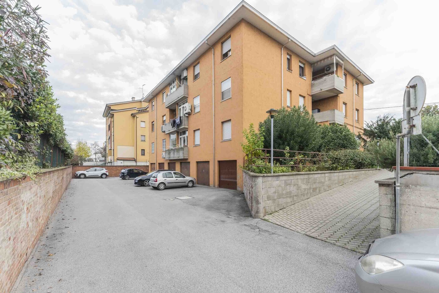 Appartamento quadrilocale ristrutturato con balcone, garage e cantina al piano seminterrato