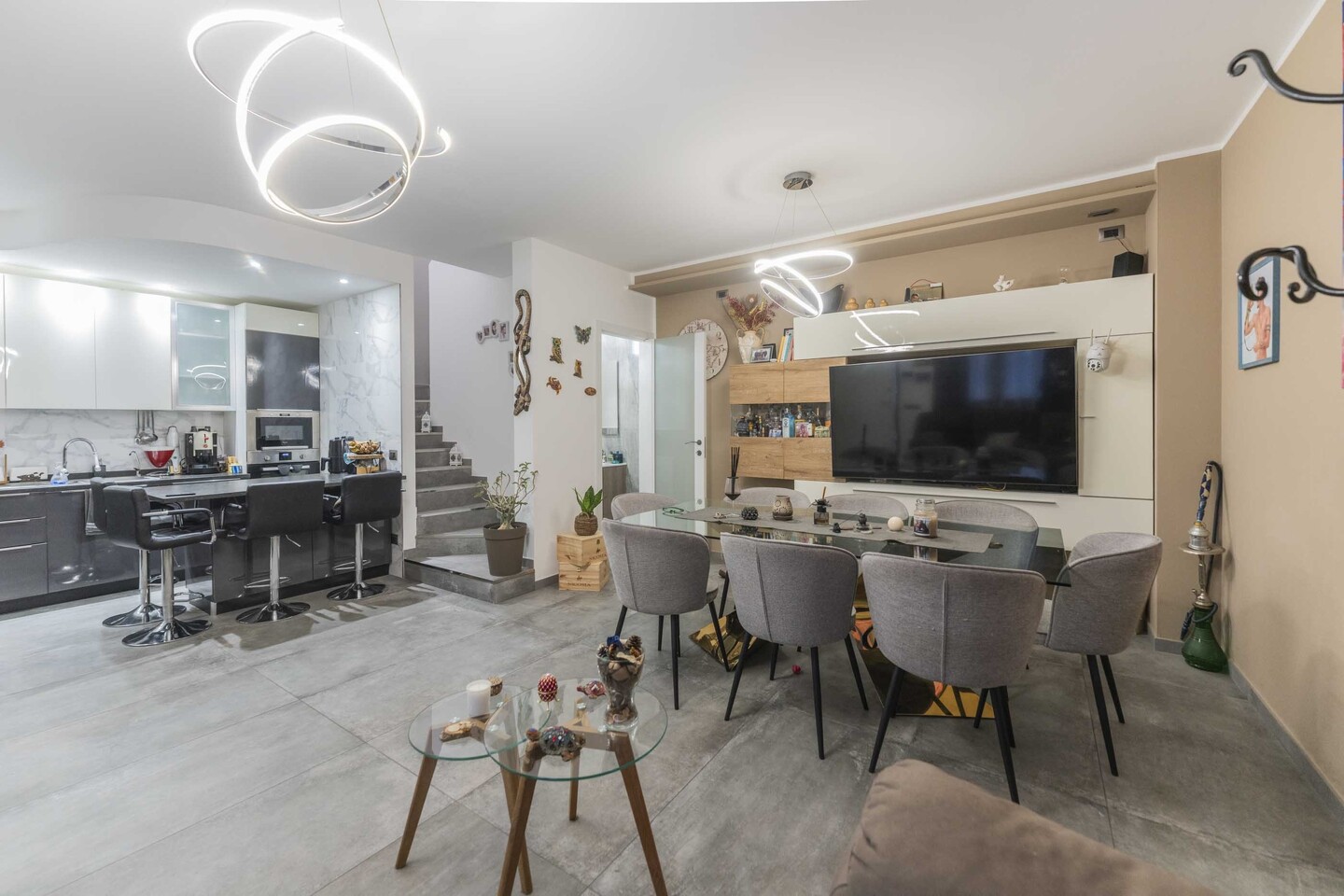 Villetta a schiera centrale su due livelli con terrazzo, garage, posto auto e giardino privato