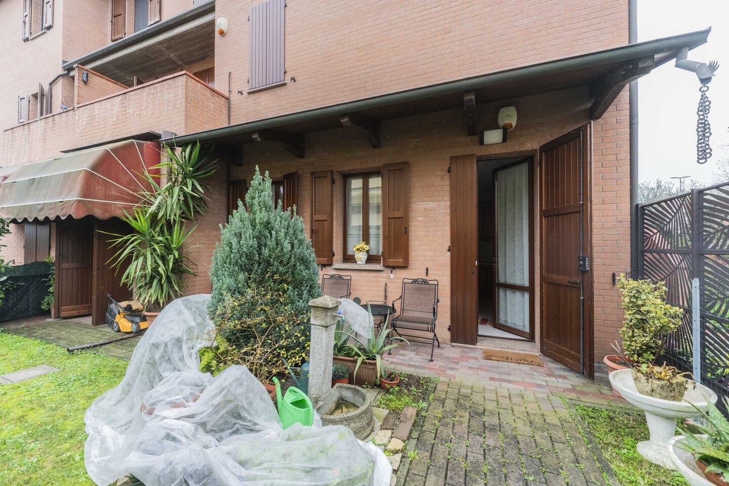 Appartamento trilocale situato al piano terra con ingresso indipendente e giardino privato