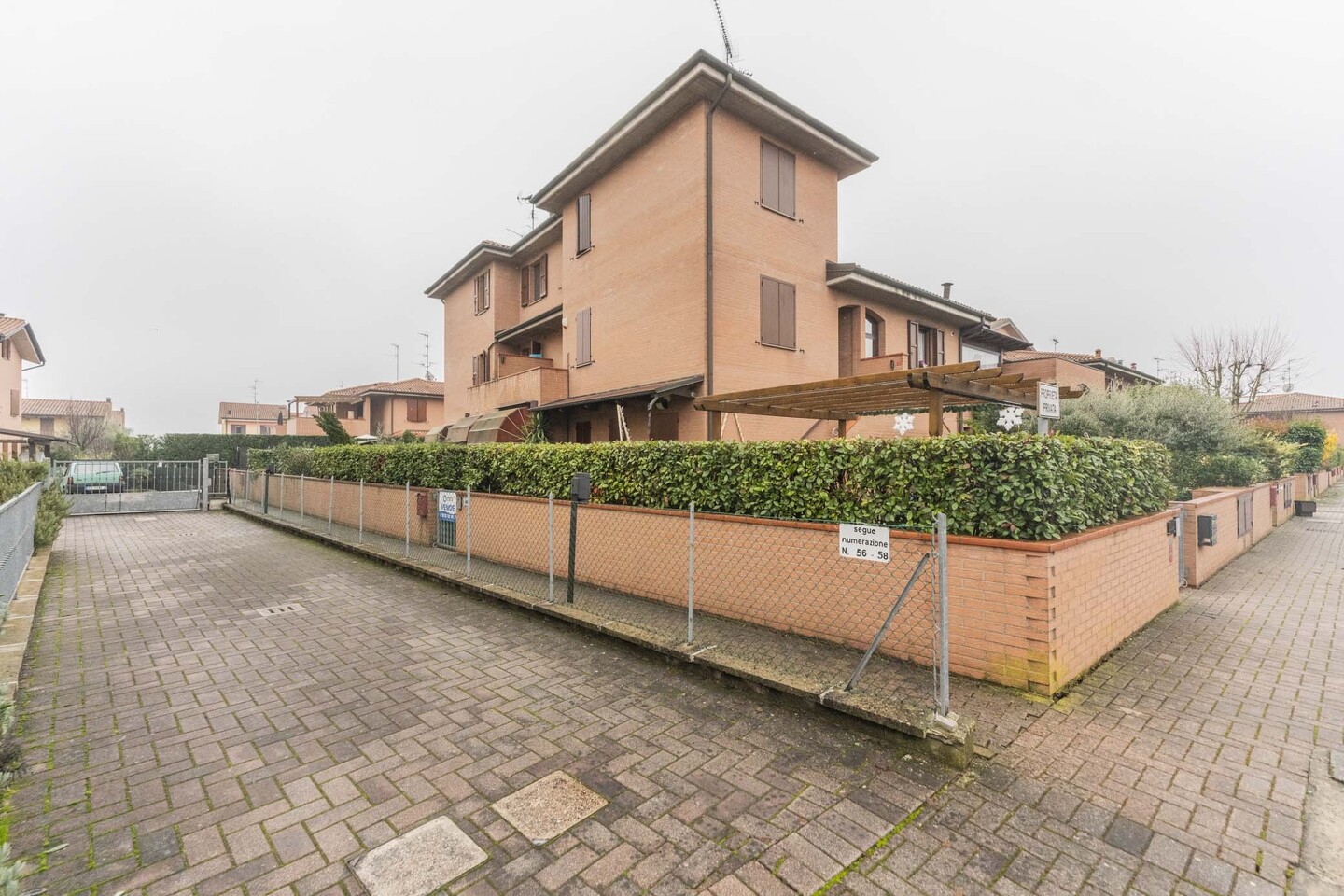 Appartamento trilocale situato al piano terra con ingresso indipendente e giardino privato