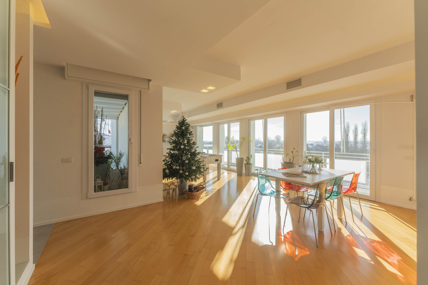 Attico con 3 terrazzi abitabili, un balcone, garage, cantina e giardino condominiale