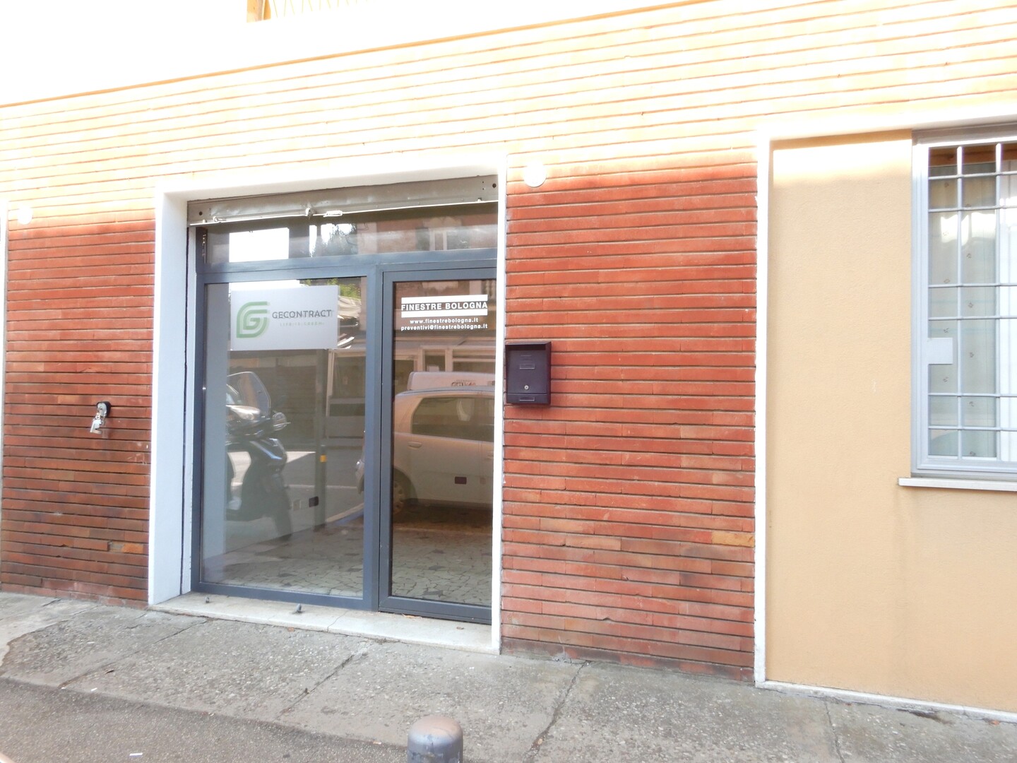 zona Corticella – Arcoveggio: Negozio  con bagno in vendita