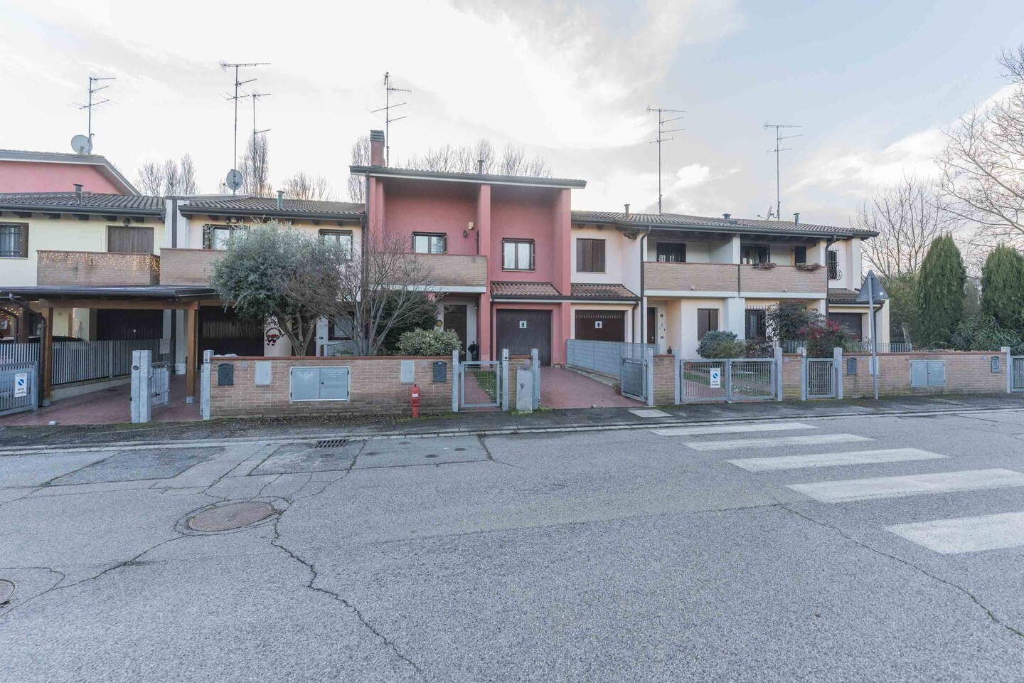Villetta a schiera su 3 livelli con 2 balconi, garage, posto auto e giardino privato