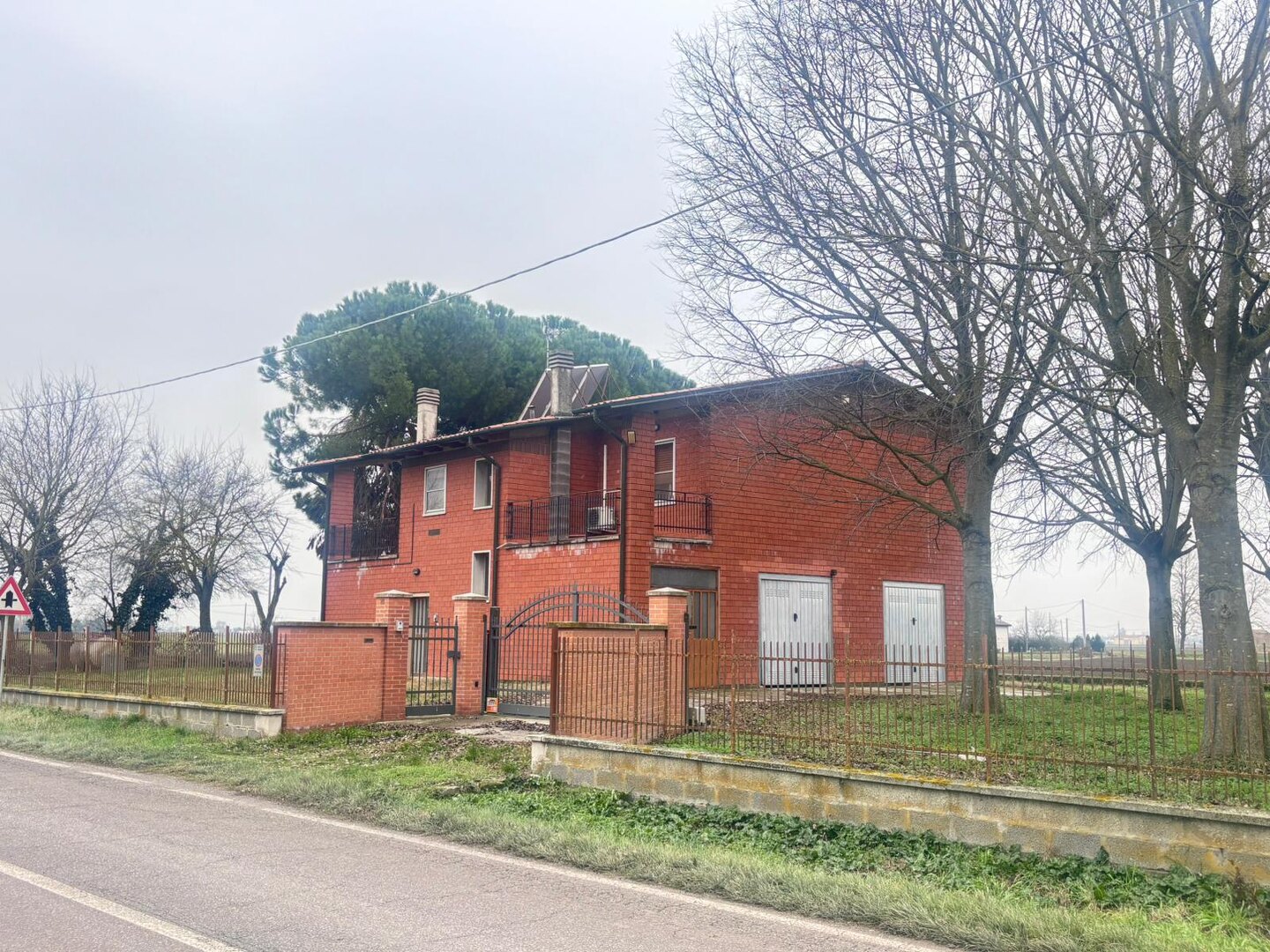 Casa indipendente su due livelli con 2 terrazzi, garage doppio e giardino privato di 1.000 mq