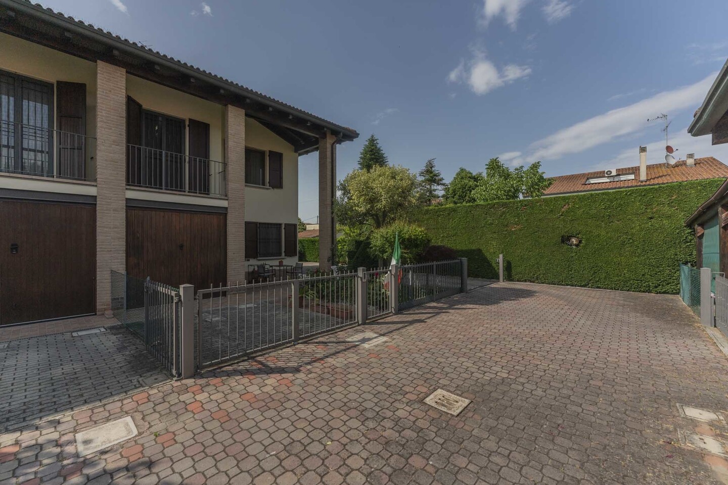 Villetta a schiera di testa con 2 balconi, garage, cantina, giardino privato e due portici esterni