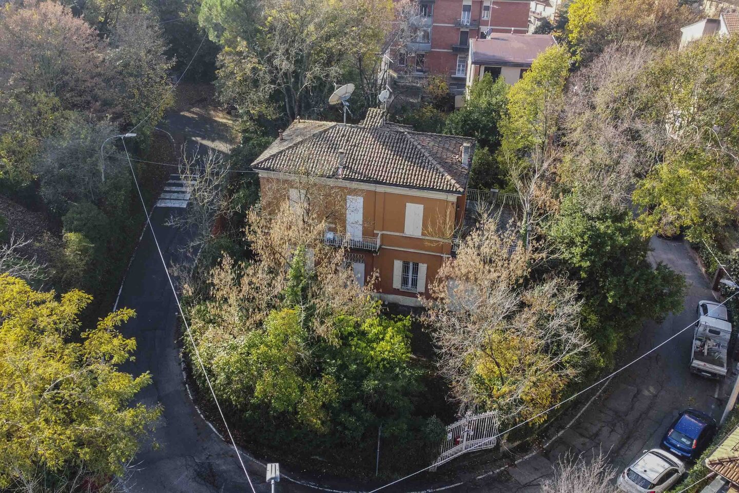 Villa indipendente con giardino in vendita a Bologna zona Saragozza