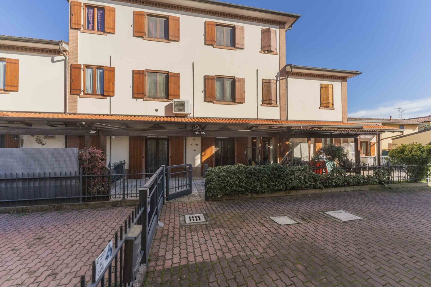 Villa trifamiliare su 3 livelli con doppio garage, posto auto di proprietà e giardino privato