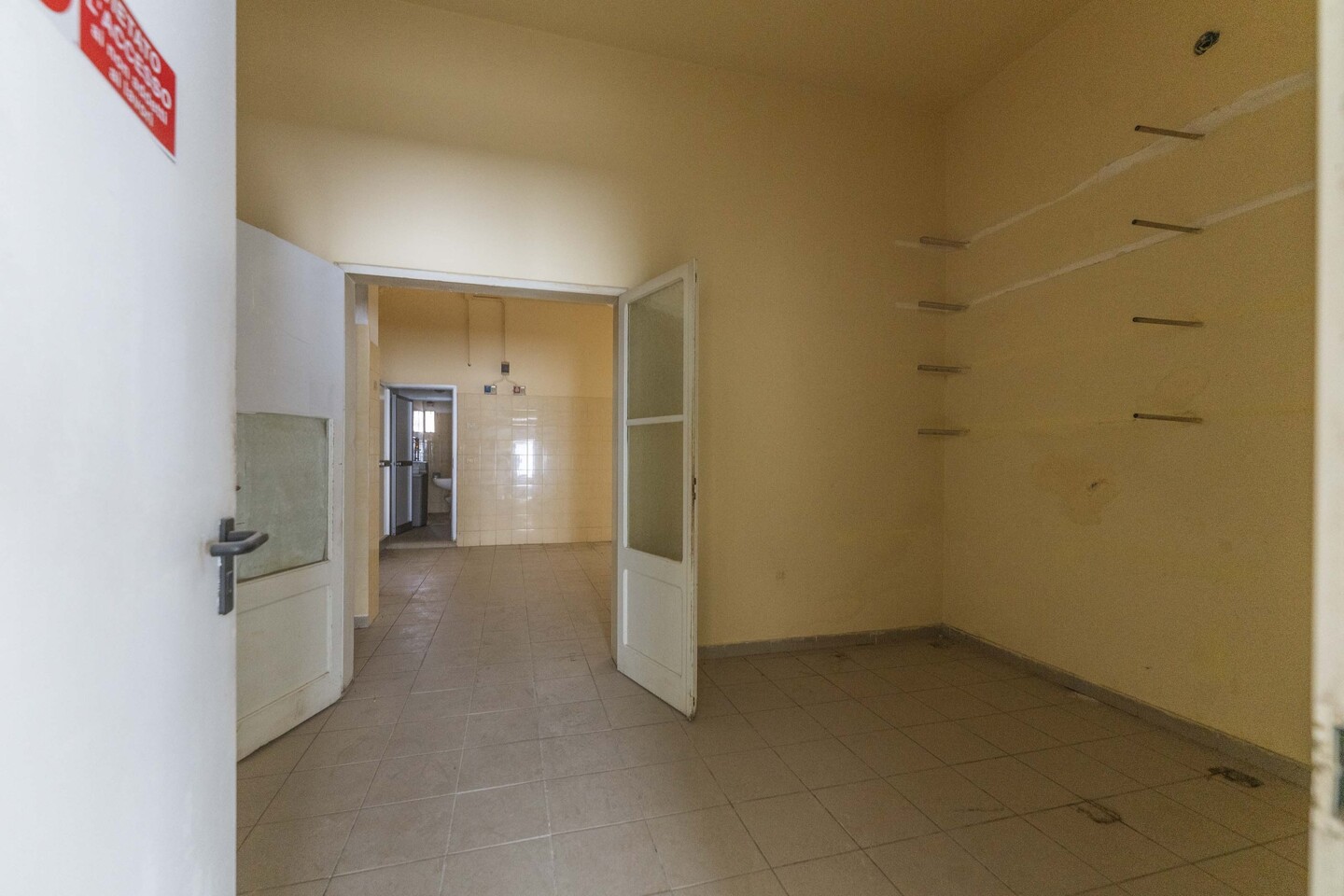 Locale commerciale con magazzino in vendita a Poggio Renatico