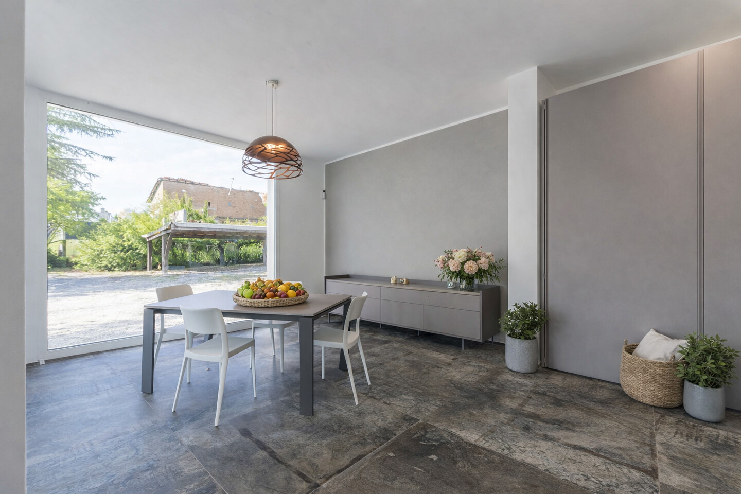 Villa bifamiliare su due livelli con magazzino di 90 mq e giardino privato in vendita ad Altedo
