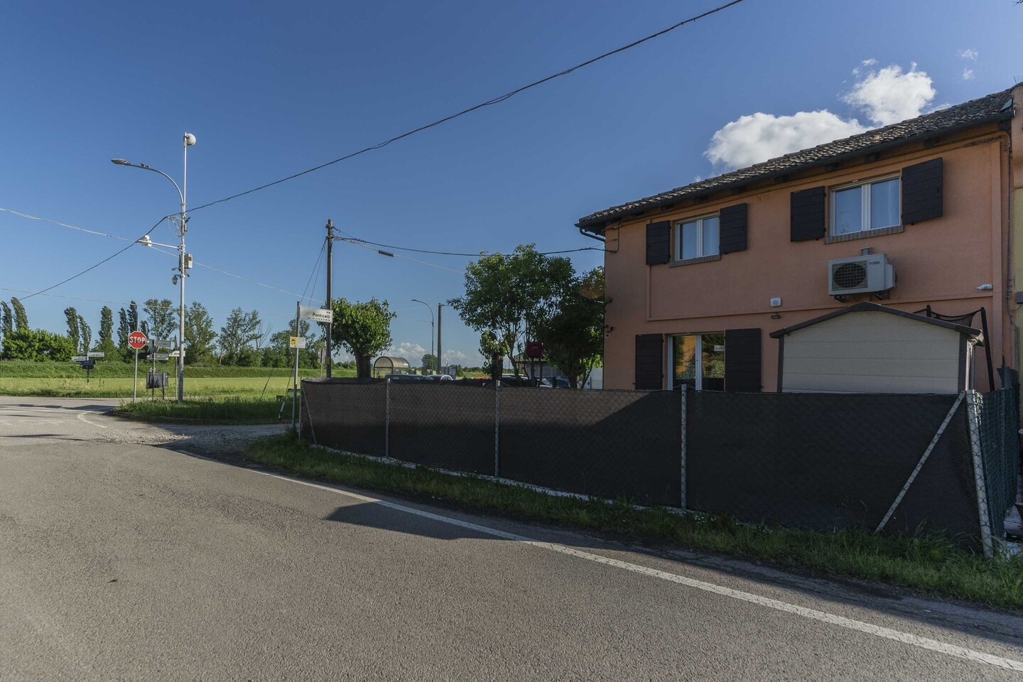 Porzione di casa con ingresso indipendente, mansarda, cantina e giardino in uso a Ponticelli