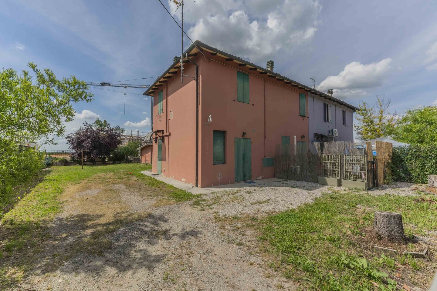 LIBERA A GIUGNO 2026: porzione di casa da ristrutturare con autorimessa e giardino in comproprietà