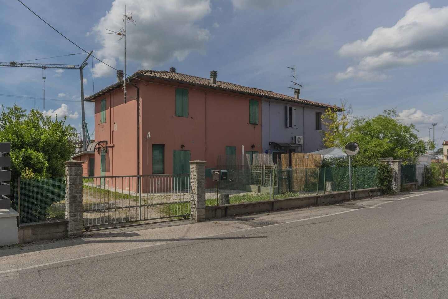 Porzione di casa da ristrutturare con ingresso indipendente, autorimessa e giardino in comproprietà