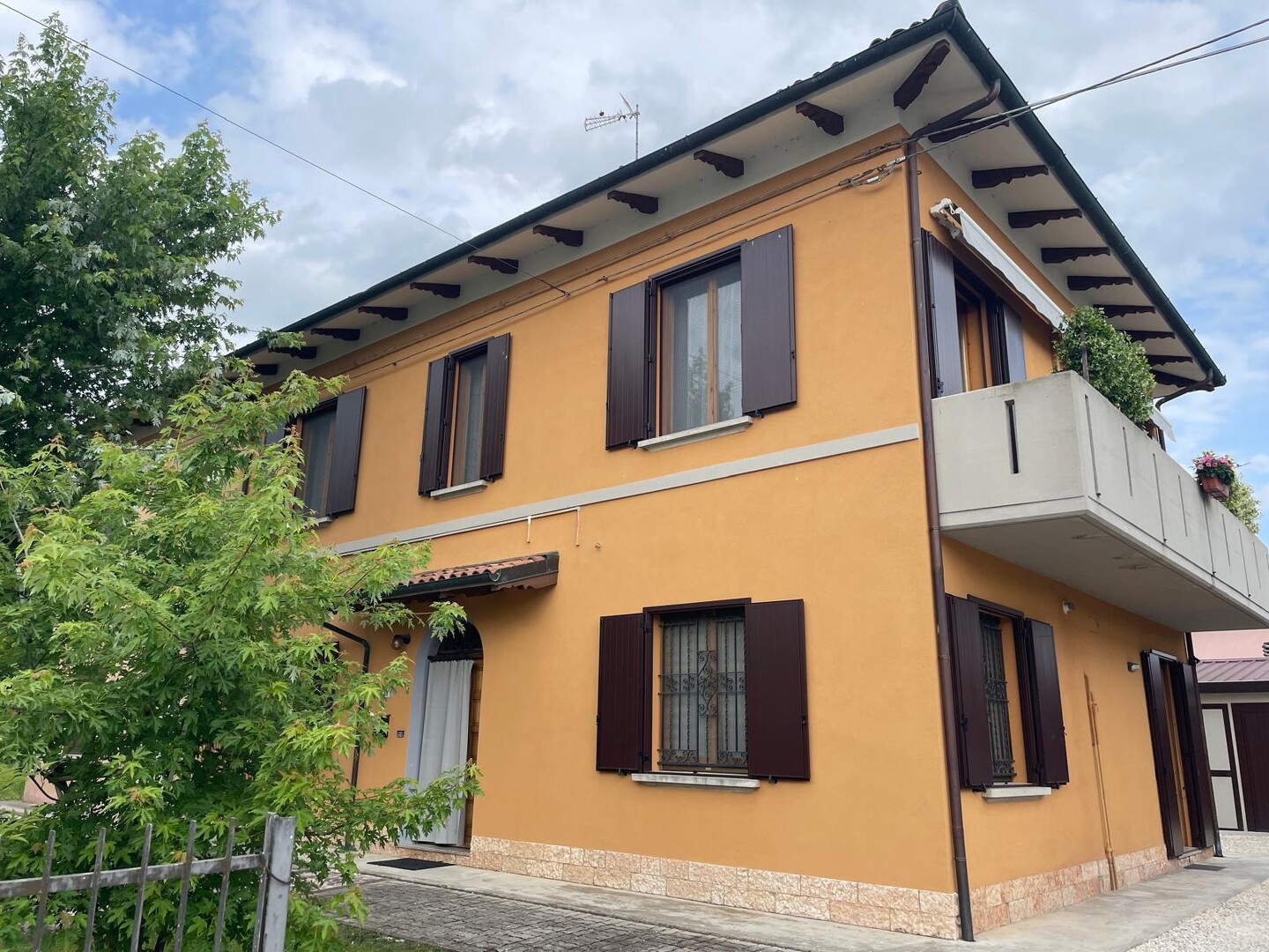 Casa indipendente su 3 lati con 2 appartamenti, garage doppio e giardino a Galliera
