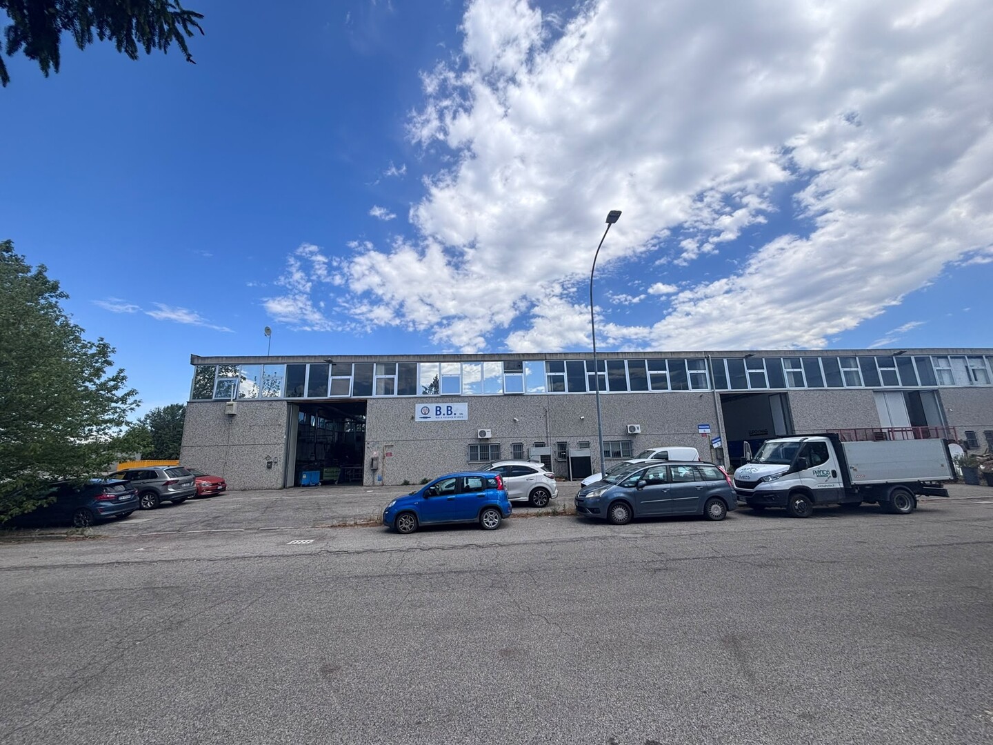3 capannoni non comunicanti di 1.450 mq + 900 mq di scoperto LIBERI DA LUGLIO 2027 in affitto