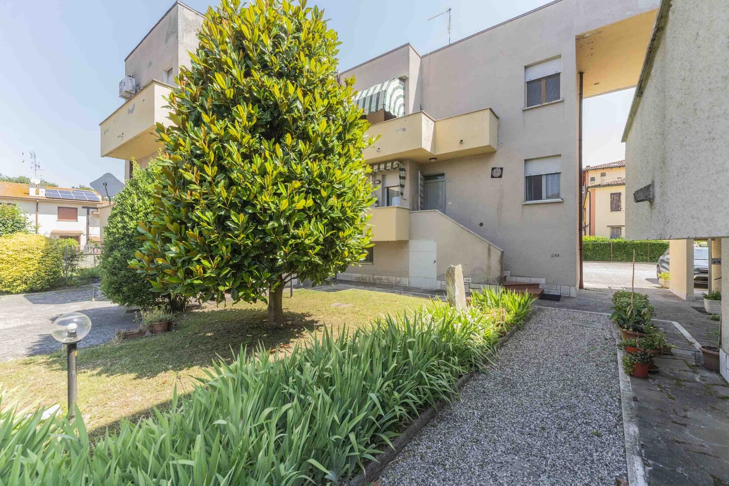 Villetta a schiera su 2 livelli con ingresso indipendente esterno, 3 balconi, garage e cantina