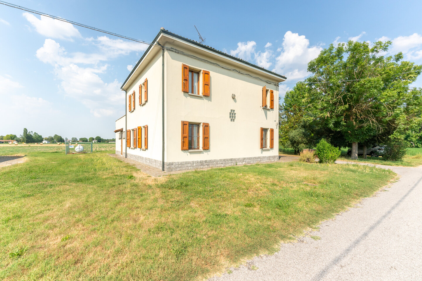 Casa indipendente con camino, terrazzo, portico, garage doppio, cantina, giardino privato 1.300 mq
