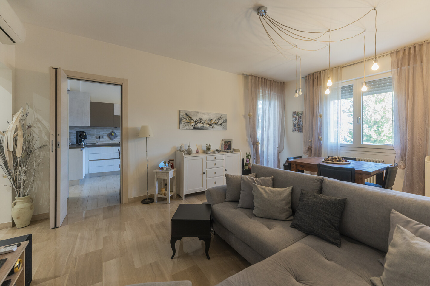 Appartamento ristrutturato con ascensore e garage in vendita a Castello d’Argile. Volendo arredato