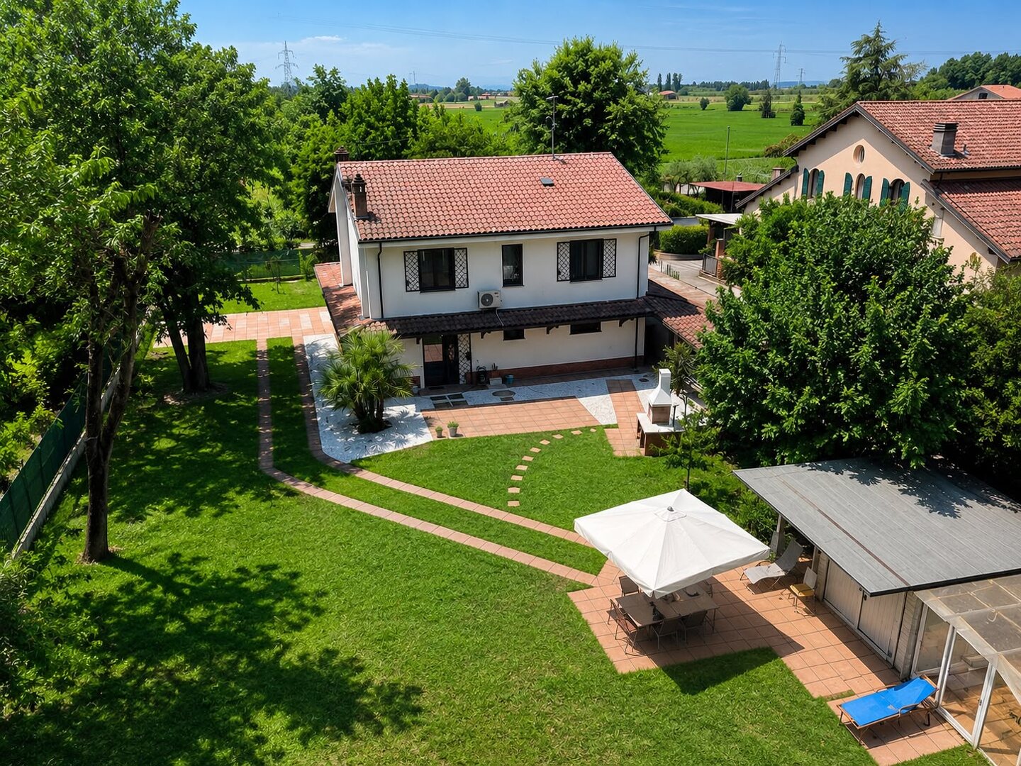 ALTEDO: Casa indipendente di 200 mq con terrazzo, autorimessa separata e giardino di 3.600 mq