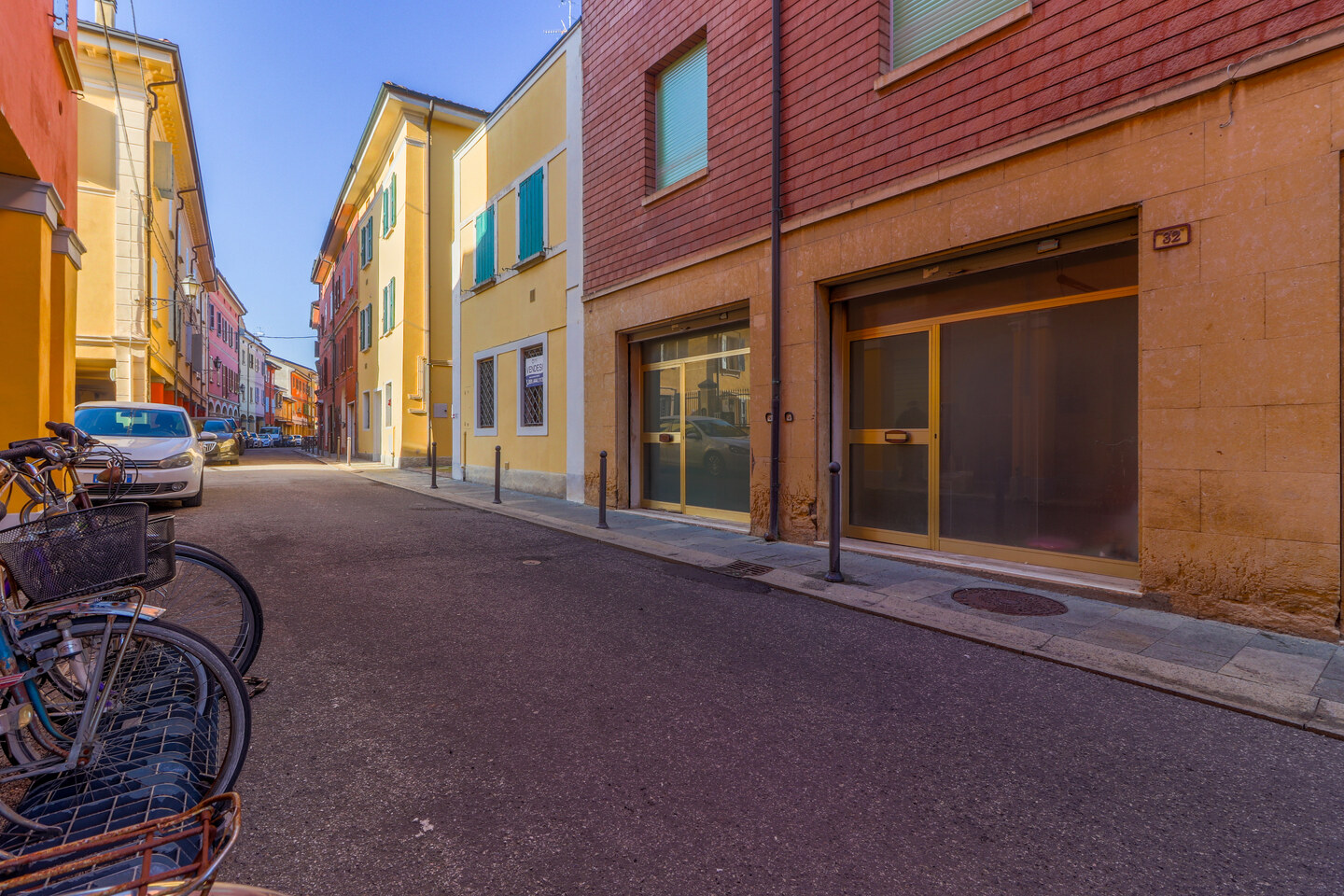 Negozio con doppia vetrina in vendita a San Giovanni in Persiceto