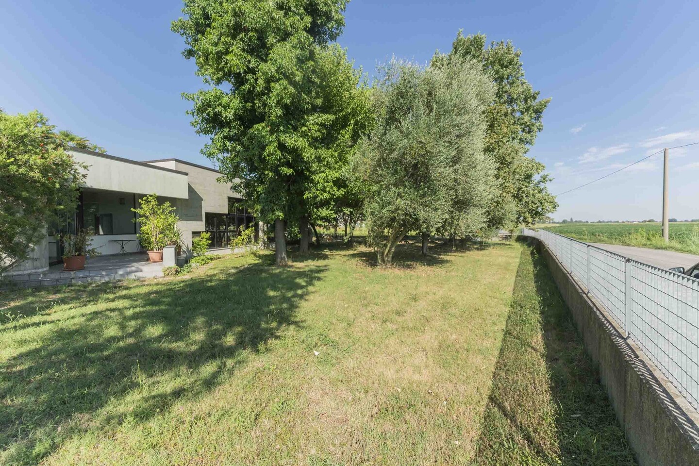 Capannone con uffici e due abitazioni in vendita a Castello D’Argile (Loc. Mascarino)