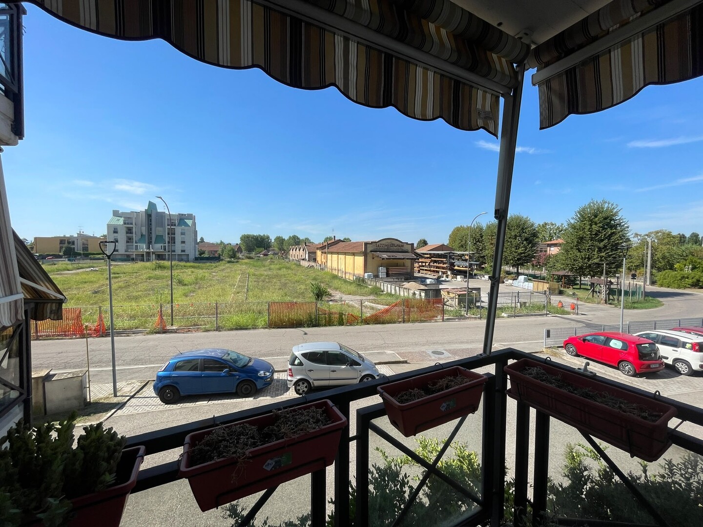Bilocale moderno con cabina armadio, balcone e garage