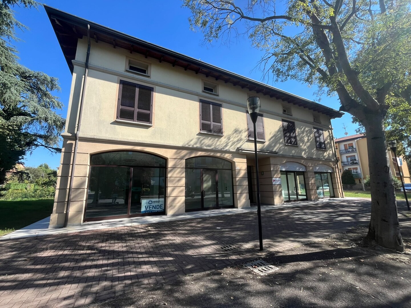 Palazzina con 2 negozi 2 uffici al primo piano con la possibilità di acquistarli separatamente