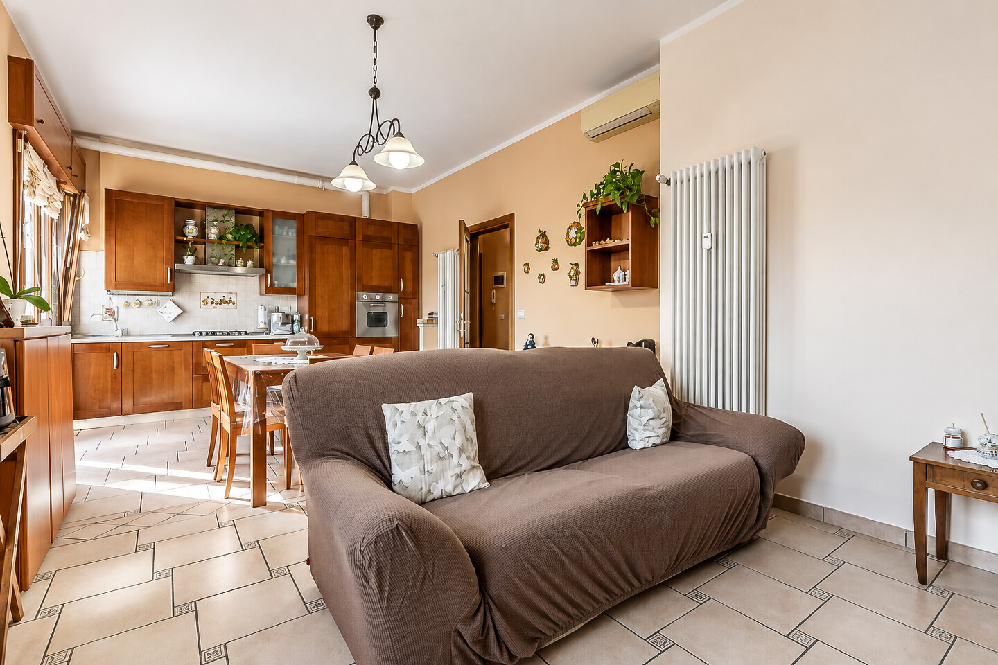 IMOLA – TRILOCALE CON DUE CAMERE, BALCONE E GARAGE IN ZONA COLOMBARINA