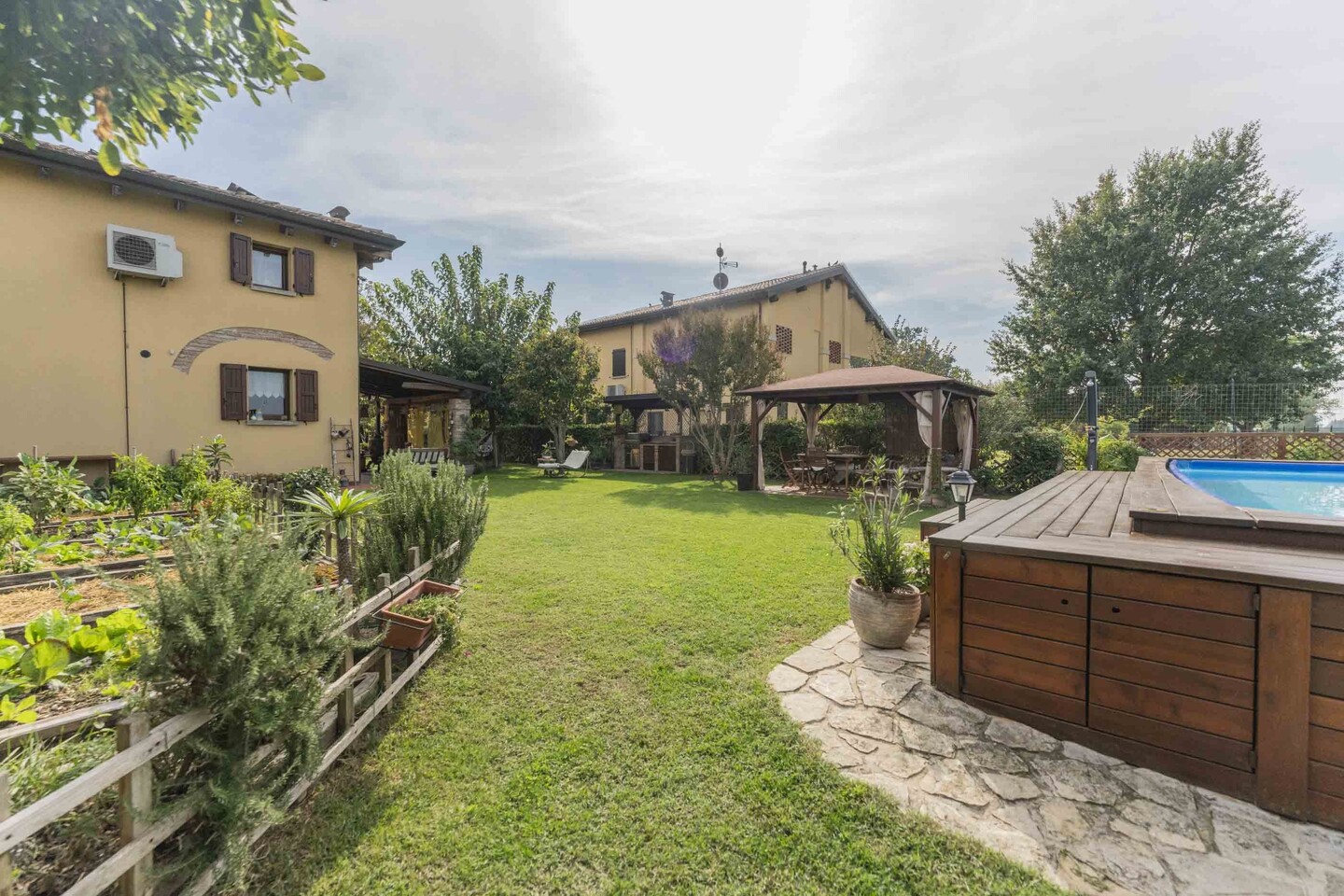 Porzione di bifamiliare con piscina, vasca idromassaggio, garage, cantina e giardino privato