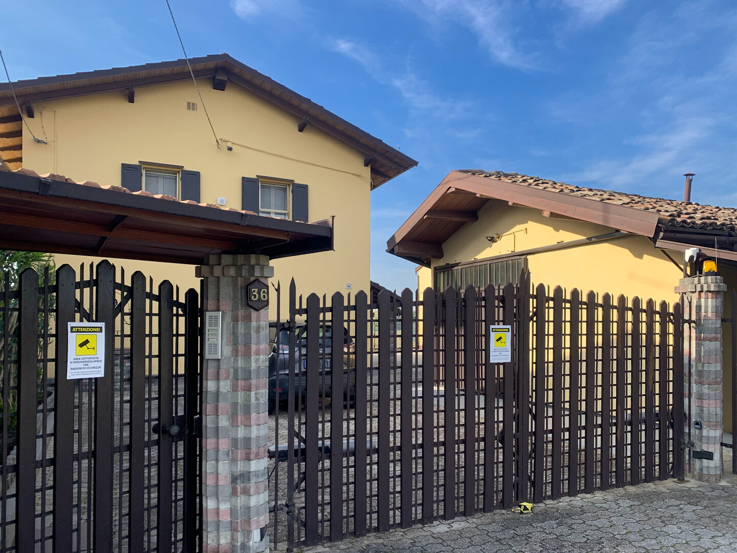 Villa bifamiliare con 2 garage doppi e giardino in vendita a San Giovanni in Persiceto